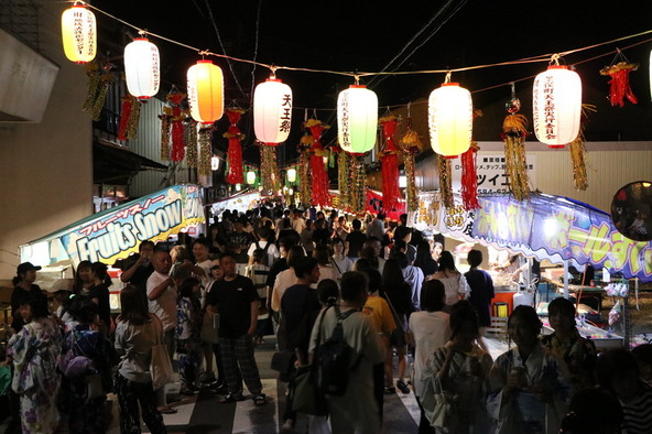 お祭り気分を盛り上げるさまざまな屋台グルメを、家族で楽しみましょう!