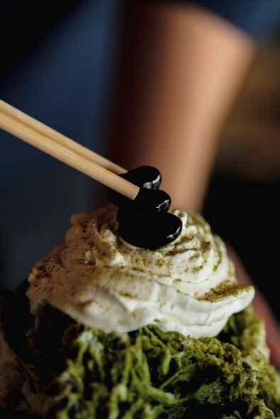 滋賀県産の「朝宮茶」と黒豆の甘煮を使った「近江抹茶のかき氷」1,700円