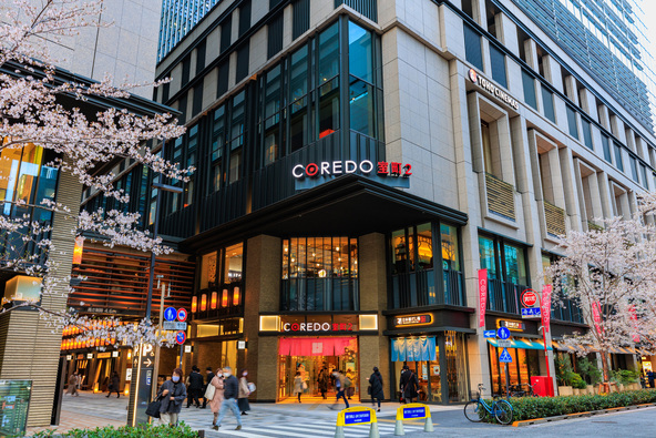 「コレド室町」と江戸桜通りの桜(画像提供:yama1221 / PIXTA)