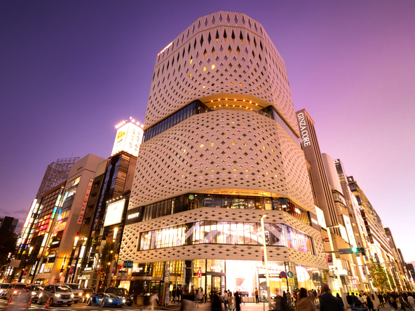 夜はライトアップされ、昼間とはまた違った雰囲気に(画像提供:yu_photo / PIXTA)
