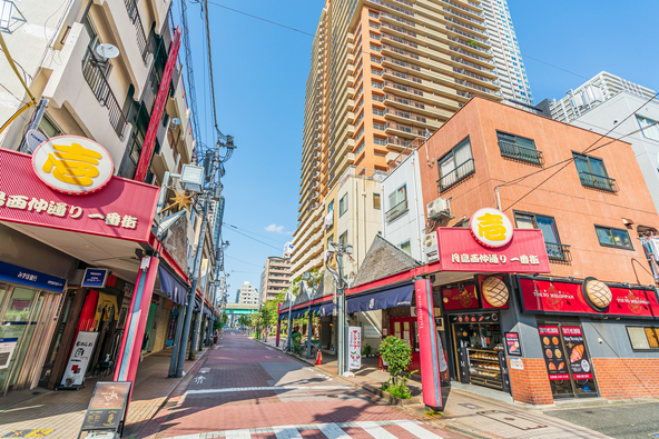 「月島もんじゃストリート」周辺の風景(画像提供:Ryuji / PIXTA)