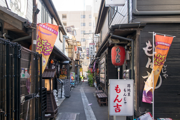 西仲通り商店街の様子(画像提供:Masa / PIXTA)