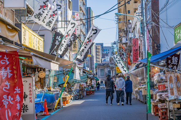 活気あふれる「築地場外市場」の様子(画像提供:aki / PIXTA)