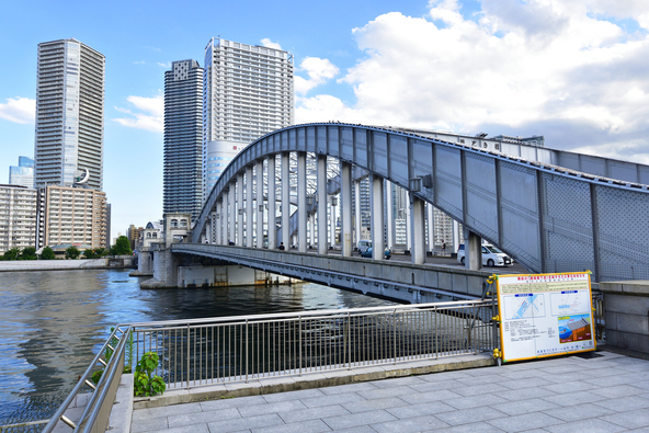 橋上は歩くことができます(画像提供:HiroHiro555 / PIXTA)