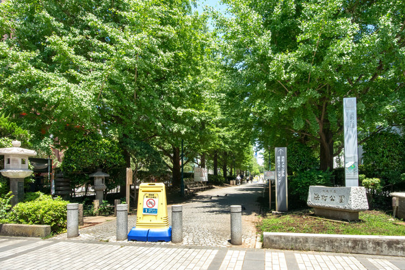 親子でのんびり過ごせる「浜町公園」(画像提供:Caito / PIXTA)