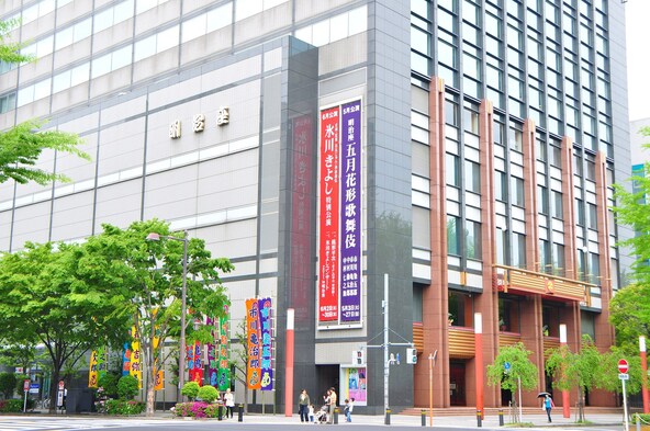 「明治座」名物の幟(画像提供:チビタム / PIXTA)