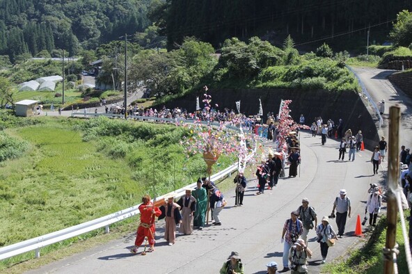 色とりどりのシナイを背負った一行が、寒水白山神社をめざして練り歩きます