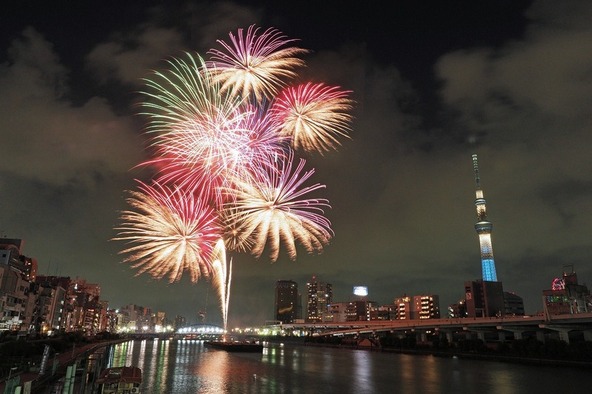 「第一会場」では、オープニングを飾る花火を見ることができます