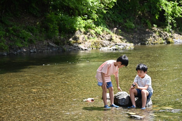 「道の駅うえの」の裏手を流れる神流川で川遊び