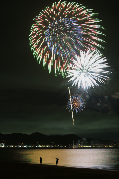 砂浜から間近に大輪の花火を楽しめます