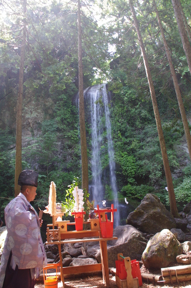 「夕日の滝」で行われる「お水取り」