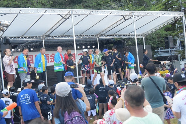 開会宣言での「お水かけ」の様子