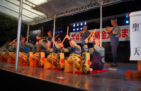 地元に伝わる「足柄ばやし」も披露されます