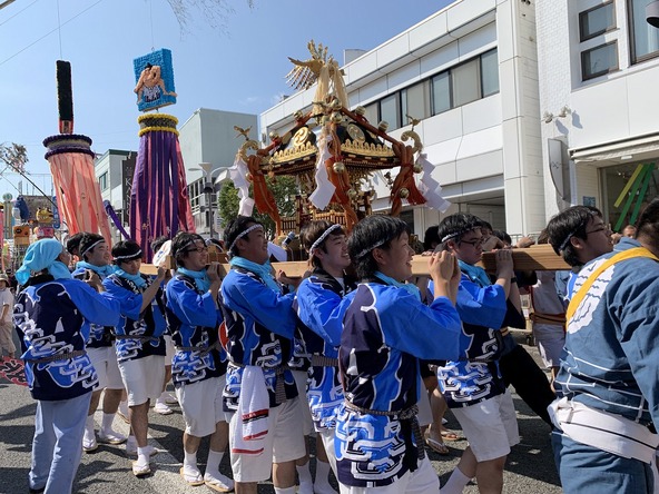 そろいのハッピで威勢のいいかけ声と共に神輿(みこし)が巡行します