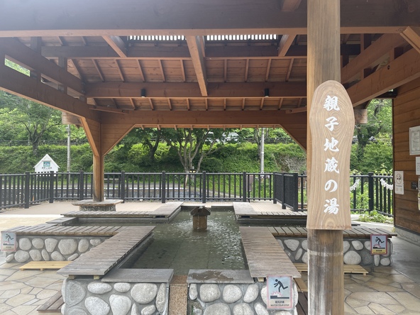 駅舎脇の足湯「親子地蔵の湯」