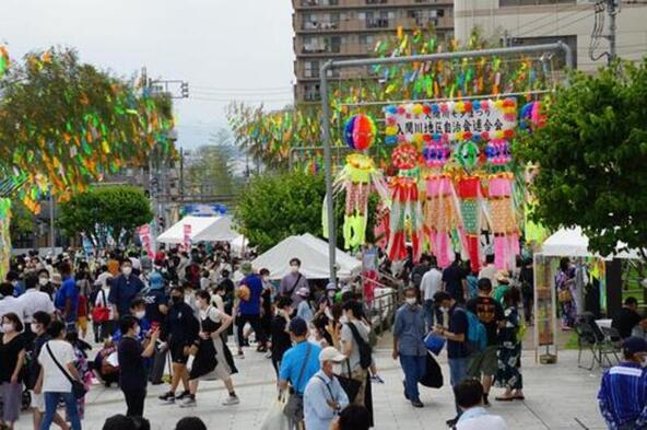 夏の風に揺れて、涼しげにたなびく竹飾り。会場周辺は例年、たくさんの屋台でにぎわいます