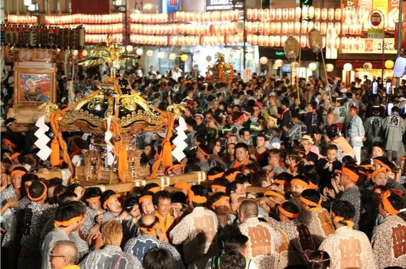 複数の御輿や山車が一斉に動き出す様子は圧巻! 祭りの熱気が最高潮に達します