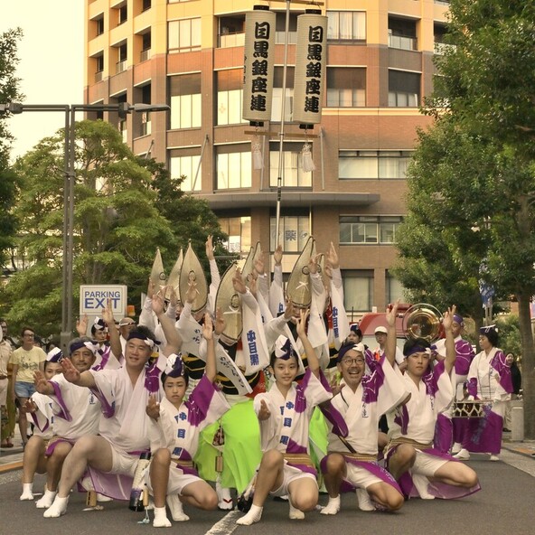 一糸乱れぬ圧巻の阿波踊りをご覧あれ
