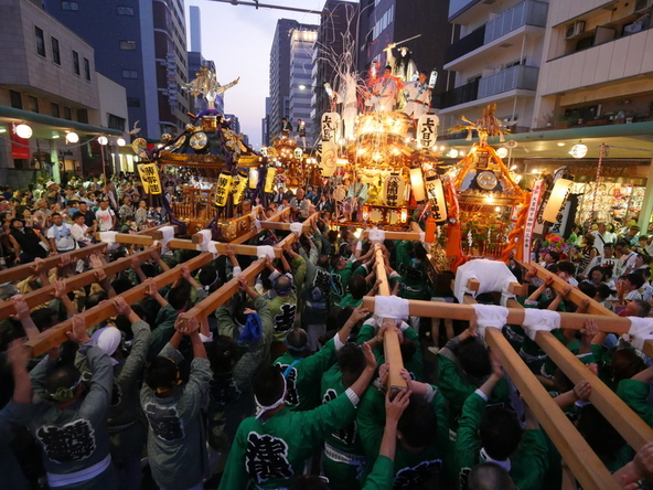 夜の山車は、昼よりもいっそう幻想的な雰囲気を醸し出します