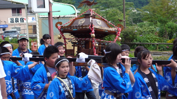 元気いっぱいの子供神輿が練り歩くお祭りです