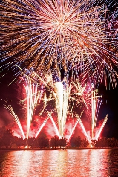 祭りの締めくくりには花火が打ち上げられ、湖面には鮮やかな花火が映し出されます
