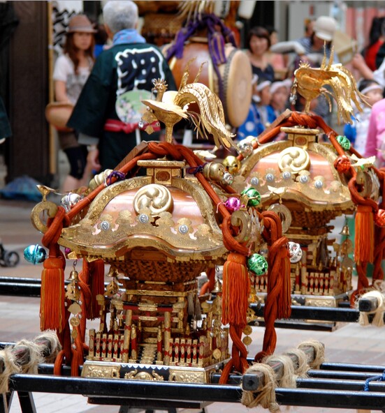 「狸神社」に祀られている狸地蔵は8つの徳を持つといわれています