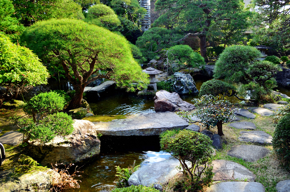 美しい庭園の様子(画像提供:Chaniii / PIXTA)