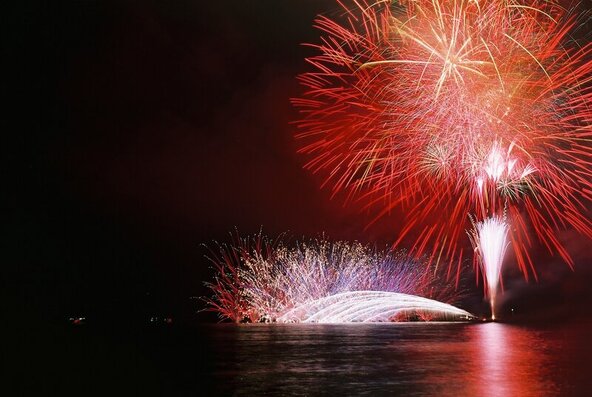 海岸で行われる花火大会ならではの海面に映った鮮やかな花火が楽しめます