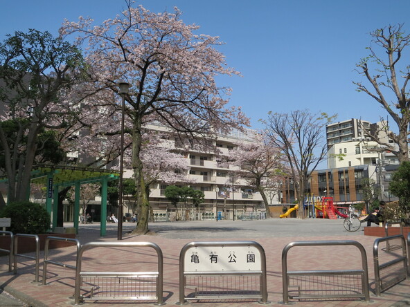 「亀有公園」では「ダブルピース両さん像」が見られます(画像提供:sunny / PIXTA)