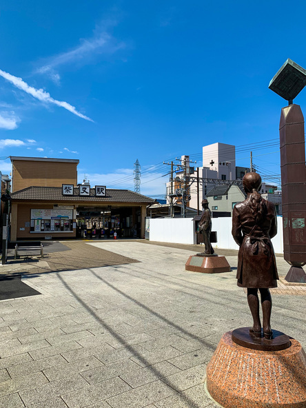 寅さんを見送る妹さくら像(画像提供:うらやす / PIXTA)