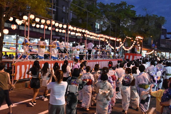 「大垣おどり大会」では市民参加の踊りや飲食も楽しめます