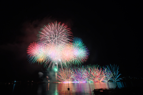 花火は、山々に響き渡る轟音(ごうおん)も相まって、独特の迫力があります