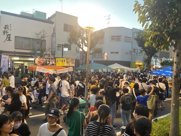 金魚すくいなどのお祭りならではの屋台で、お祭りの雰囲気を楽しみましょう!