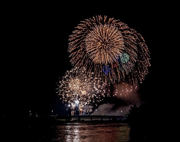 人々の夢や願いを花火に託します