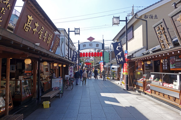 柴又名物が並ぶ老舗の商店街(画像提供:ケイセイ / PIXTA)