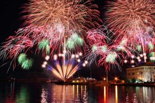 清水港上に浮かべられた2台の台船から約60分間に約1万発の花火が、休む間もなく打ち上げらます