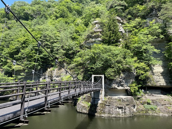 ゆらゆらと揺れる吊り橋(藤見橋)。渡るのに少しドキドキ