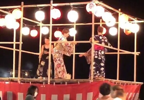 盆踊りは、中央にやぐらを組んでにぎやかに行われます