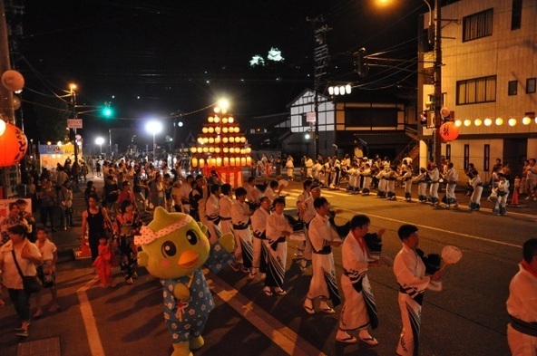 踊り会場となる「六間通り」は、盆踊り一色に染まります!