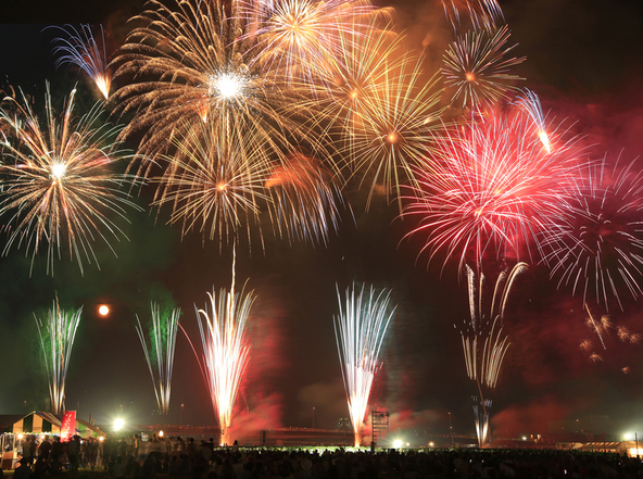 約10,000発の花火が打ち上げられる予定です