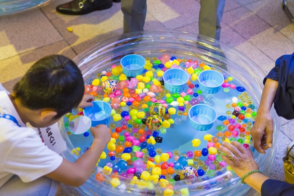 子供に人気のスーパーボールすくいなど縁日を楽しみましょう