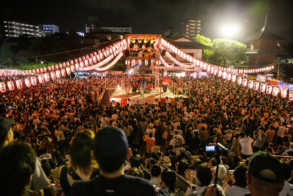 境内で行われる盆踊りには、例年多くの人が参加します