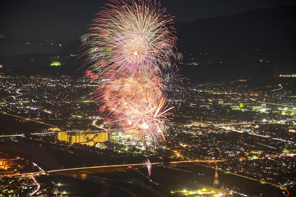 スターマインなど華やかな花火が夜空で満開に!