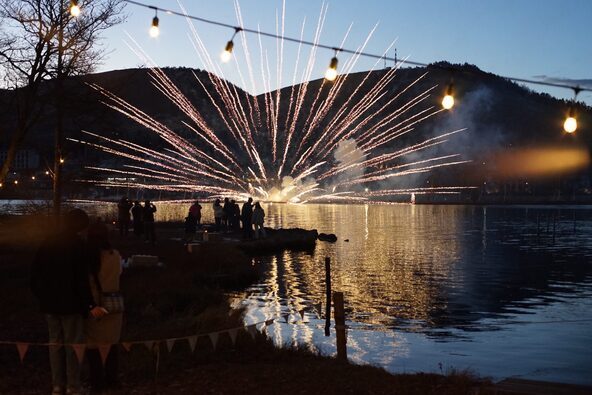湖面に花火が映し出されるのも見どころです