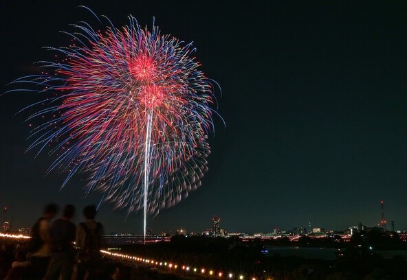 荒川沿いを400メートルにわたって打ち上がり、過去最大のスケール!