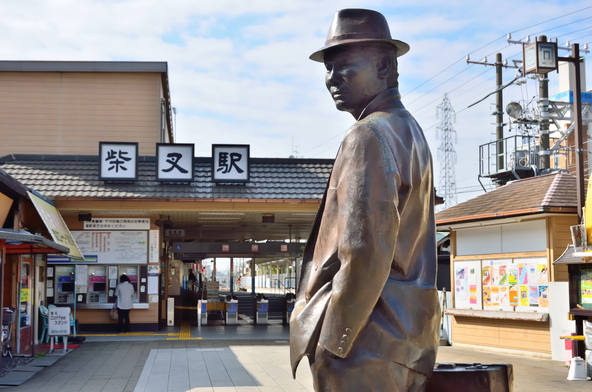 柴又駅前に立つ寅像(画像提供:キャプテンフック / PIXTA)