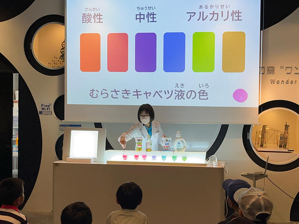 サイエンスショーでは、私たちの生活の中に隠れている“身近な科学”や家庭や学校ではできない先端科学を実験(実演)で紹介