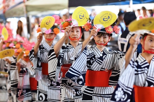 かわいい花笠がトレードマークの「親子三代千葉おどり」