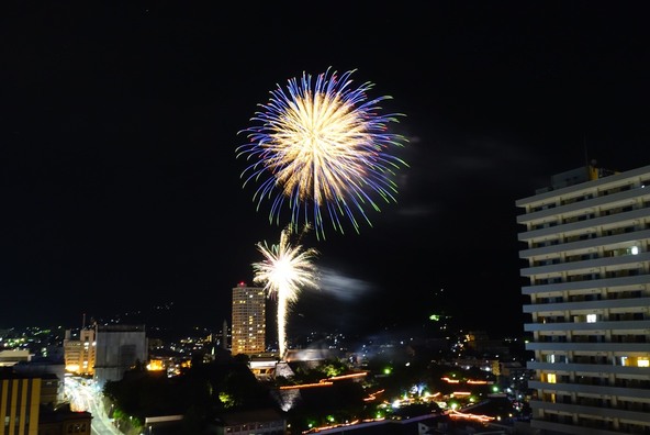 甲府の夜空を花火が彩ります