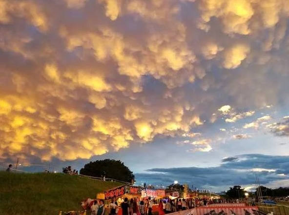 屋台でにぎわう「新町烏川グラウンド」の様子